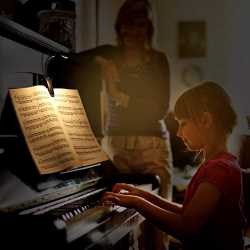 piano-gifts-light-stand