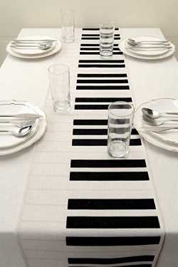 piano-gifts-table-runner